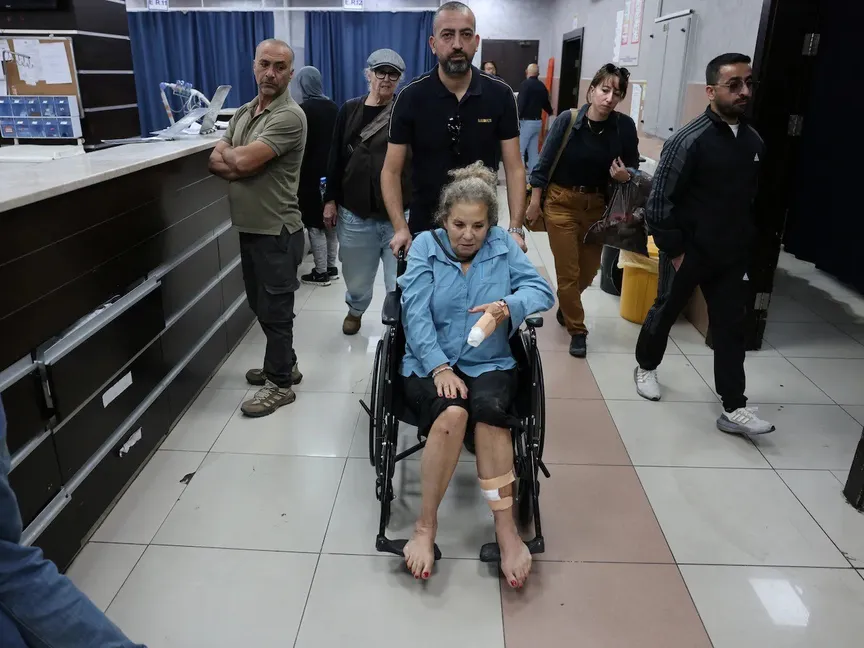 المصورة الصحافية الأميركية هايدي ليفين تغادر قسم الطوارئ في مستشفى حكومي بمدينة رام الله، بعد تلقيها العلاج إثر تعرضها لاعتداء من قبل مستوطنين إسرائيليين في الضفة الغربية المحتلة. 17 أكتوبر 2026 - "واشنطن بوست"