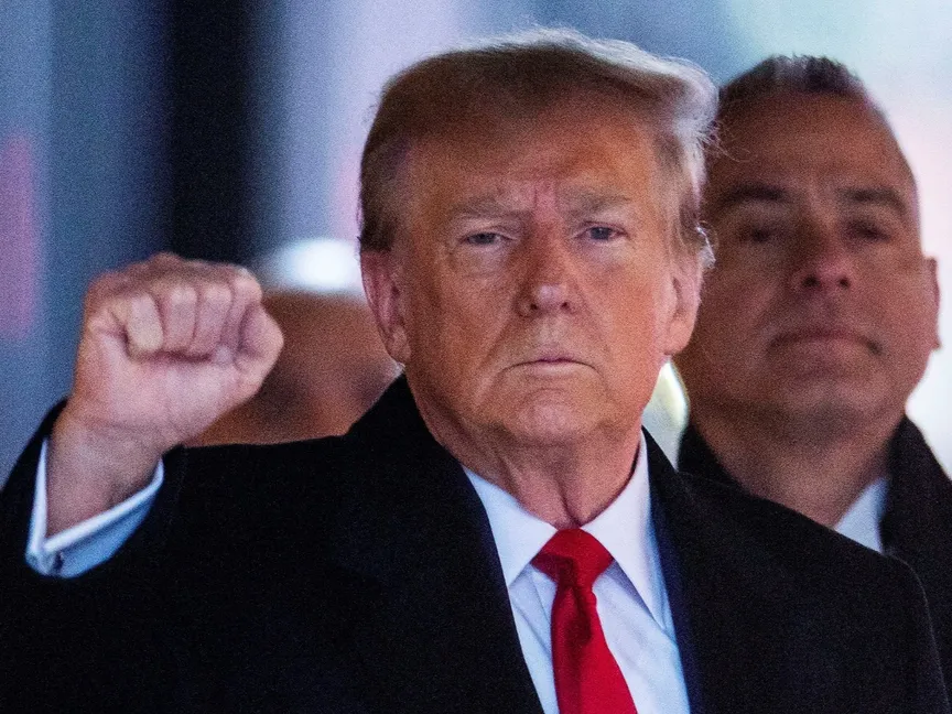 الرئيس الأميركي السابق دونالد ترمب يشير إلى مؤيديه في مدينة نيويورك. 26 يناير 2024 - REUTERS