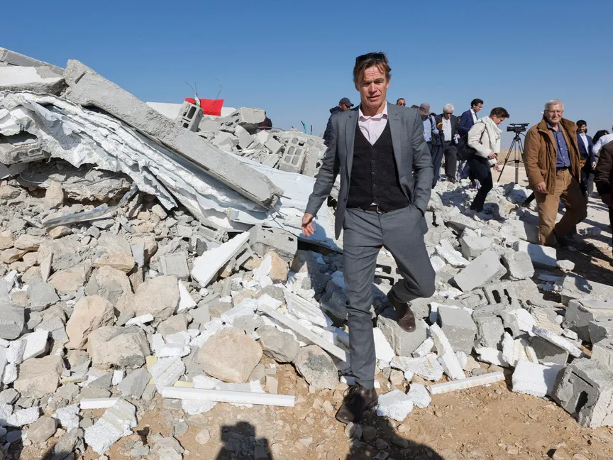 سفير الاتحاد الأوروبي في فلسطين سفين كون فون بورجسدورف يسير بالقرب من أنقاض مدرسة هدمتها القوات الإسرائيلية بالقرب من الخليل في الضفة الغربية المحتلة. 19 ديسمبر 2022 - Reuters