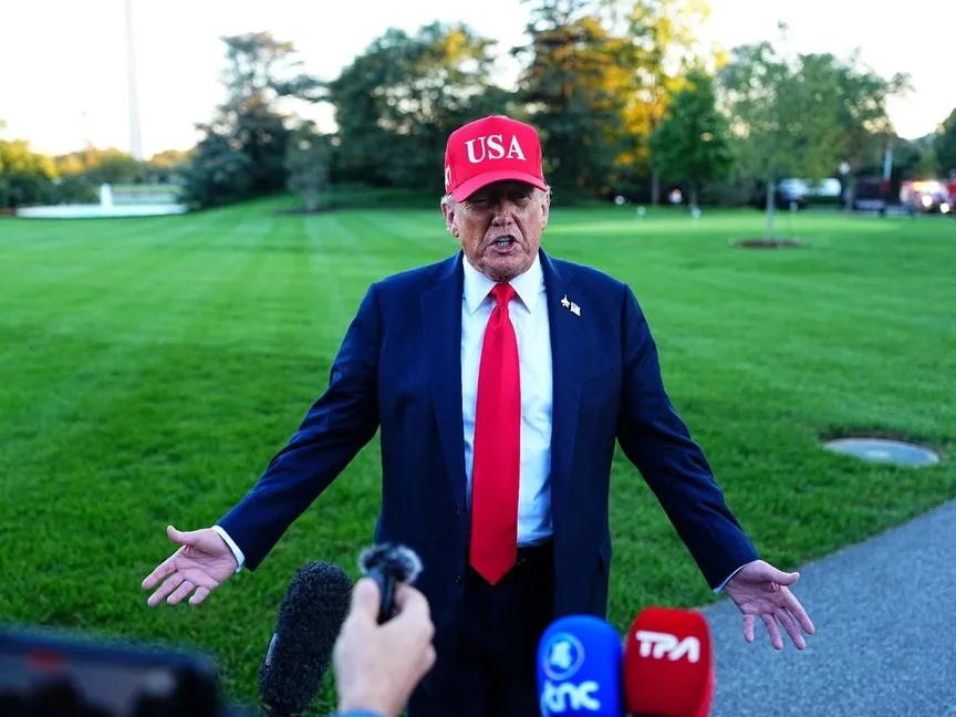 الرئيس الأميركي دونالد ترمب يتحدث إلى وسائل الإعلام لدى وصوله إلى البيت الأبيض في العاصمة واشنطن. 5 أكتوبر 2025 - REUTERS