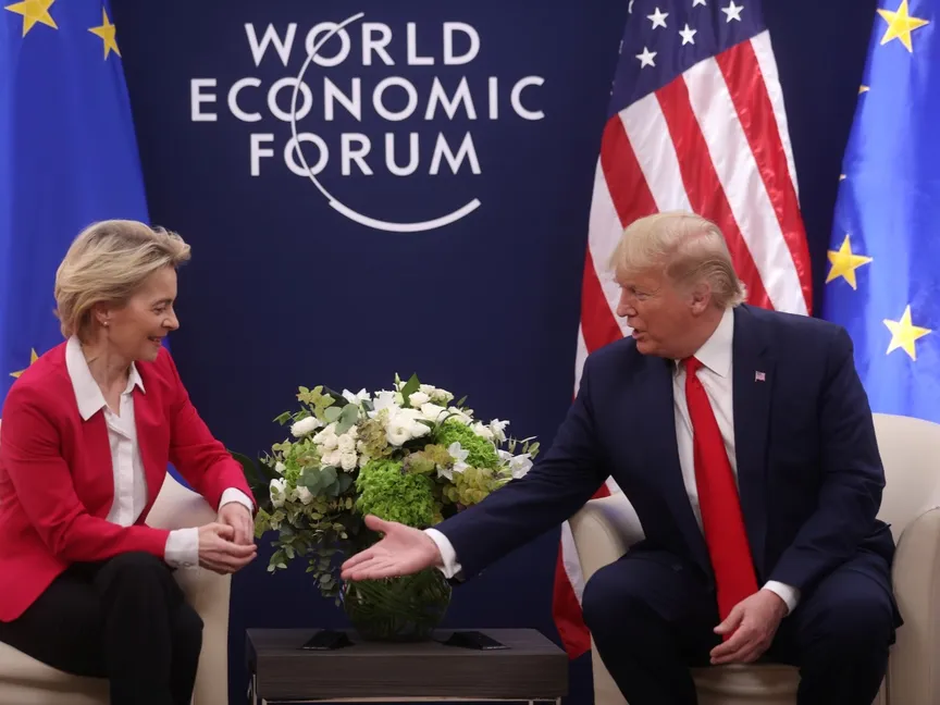 الرئيس الأميركي دونالد ترمب خلال اجتماع مع رئيسة المفوضية الأوروبية أورسولا فون دير لاين على هامش الاجتماع السنوي الخمسين للمنتدى الاقتصادي العالمي في دافوس بسويسرا. 21 يناير 2020 - REUTERS