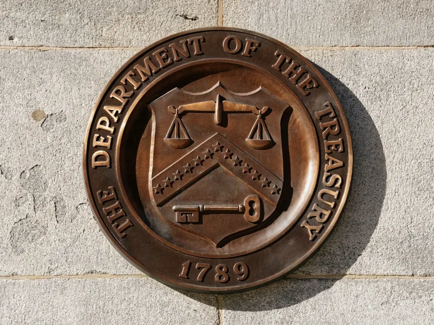 شعار وزارة الخزانة الأميركية في مبنى وزارة الخزانة الأميركية في واشنطن بالولايات المتحدة في 20 يناير 2023 - Reuters