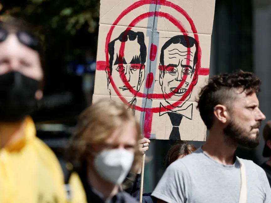 صدام سياسي وضغط اقتصادي.. "مأزق مزدوج" يواجه رئيس وزراء فرنسا الجديد