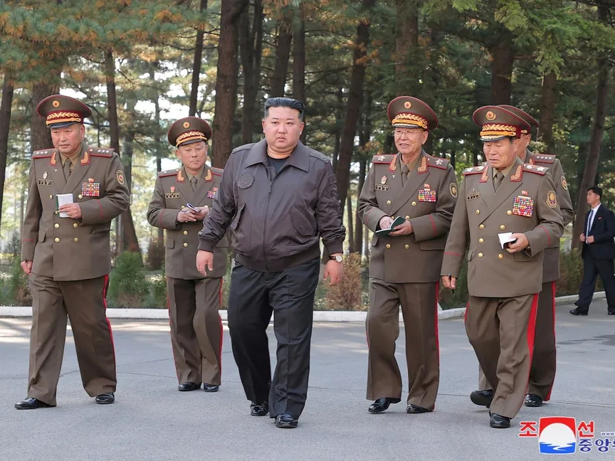 الزعيم الكوري الشمالي كيم جونج أون يتفقد مقر الفيلق الثاني للجيش. 17 أكتوبر 2024 - REUTERS