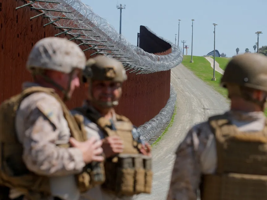عناصر من الجيش الأميركي قرب الجدار الحدودي الذي يفصل الولايات المتحدة عن المكسيك في سان دييغو بولاية كاليفورنيا- 21 مارس 2025 - Reuters