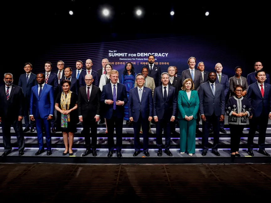 صورة جماعية للمشاركين في القمة الثالثة للديمقراطية في سول بكوريا الجنوبية. 18 مارس 2024 - Reuters
