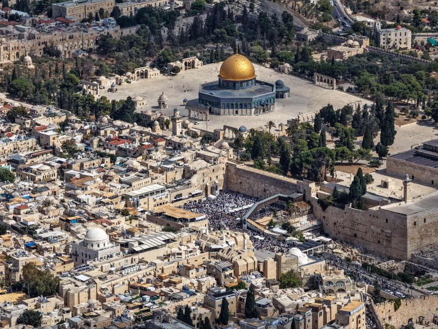 مئات المستوطنين يقتحمون المسجد الأقصى ويعتدون على فلسطينيين في باب العامود