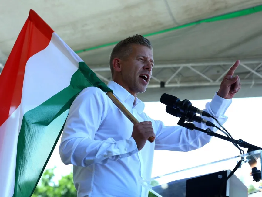 بيتر ماجيار زعيم حزب "تيسا" المعارض يلقي كلمة في تجمع جماهيري في كوتتشي. المجر في 7 سبتمبر 2025 - reuters