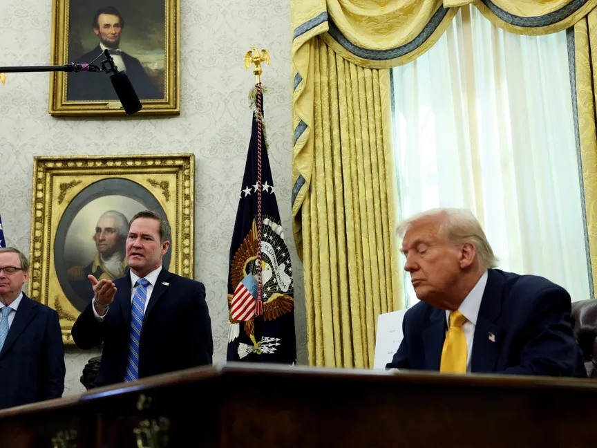 مستشار الأمن القومي الأميركي مايكل والتز يتحدث بجوار الرئيس دونالد ترمب في البيت الأبيض بالعاصمة واشنطن- 7 مارس 2025 - Reuters