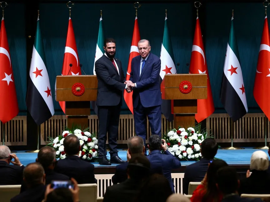 الرئيس السوري أحمد الشرع يصافح نظيره التركي رجب طيب أردوغان بعد مؤتمر صحافي مشترك بالقصر الرئاسي في أنقرة. 4 فبراير 2025 - REUTERS