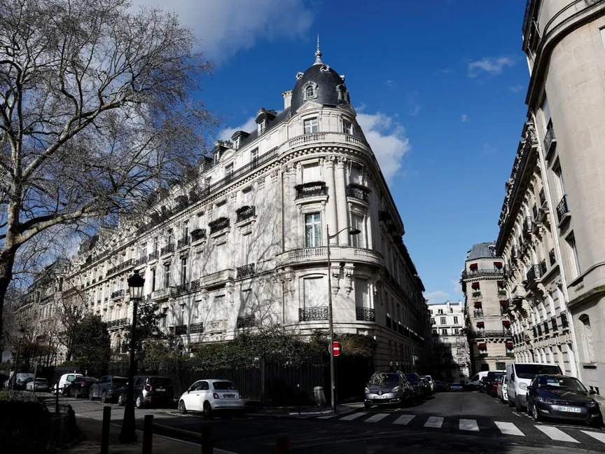 واجهة مبنى سكني كان يمتلك فيه الممول الراحل جيفري إبستين شقة بشارع فوش في العاصمة الفرنسية باريس. 17 فبراير 2026 - Reuters