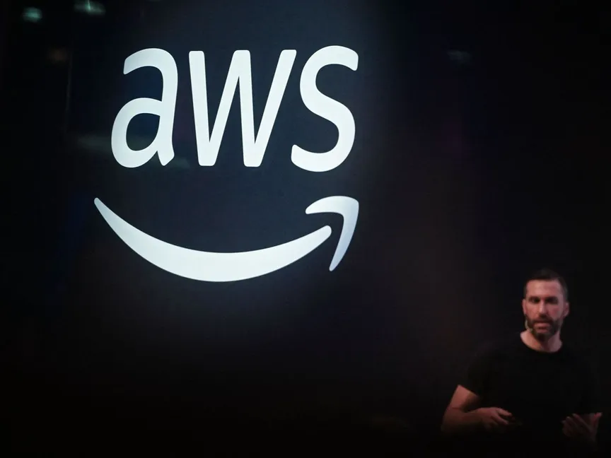 شعار شركة Amazon Web Services خلال مؤتمر تقني في لشبونة. 2 نوفمبر 2022 - AFP