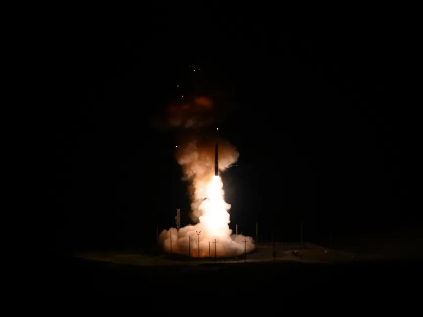 سلاح الجو الأميركي يقوم بإتجربة إطلاق صاروخ باليستي عابر للقارات من طراز "Minuteman III" في قاعدة فاندنبرج الفضائية بولاية كاليفورنيا. 19 فبراير 2025 - media.defense.gov