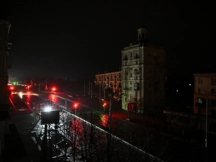 شارع مظلم في منطقة زابوروجيا خلال انقطاع للتيار الكهربائي بعد استهداف روسيا بنى تحتية. أوكرانيا في 7 يناير 2026 - reuters