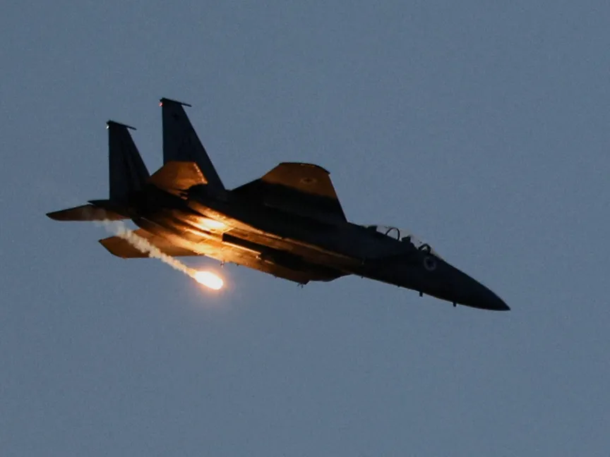 مقاتلة إسرائيلية من طراز F-15 أثناء تحليقها فوق غزة. 2 يونيو 2025 - Reuters
