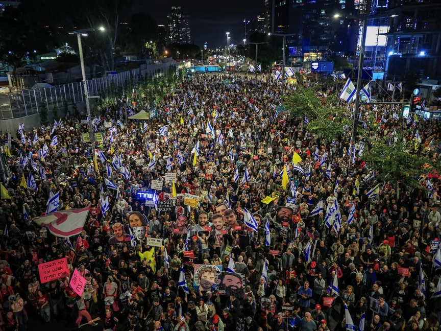 احتجاجات في تل أبيب ضد حكومة رئيس الوزراء بنيامين نتنياهو للمطالبة بإطلاق سراح المحتجزين في غزة. 29 مارس 2025 - REUTERS