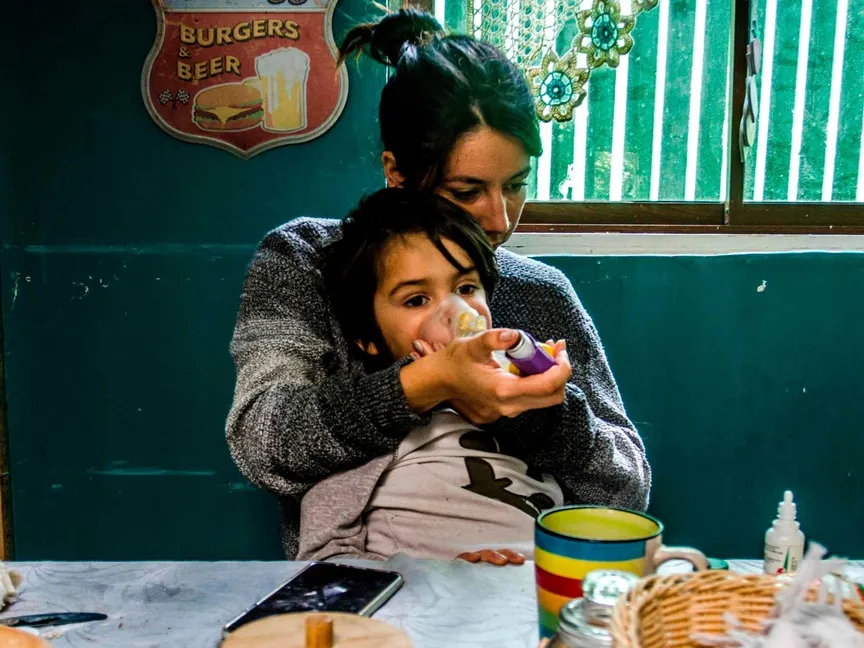 طفلة تشيلية تعاني من الربو في سانتياجو - 18 إبريل 2020 - AFP