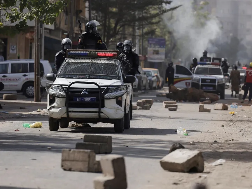 أفراد من شرطة مكافحة الشغب خلال احتجاج على تأجيل الانتخابات الرئاسية، في دكار، السنغال، 9 فبراير 2024 - Reuters