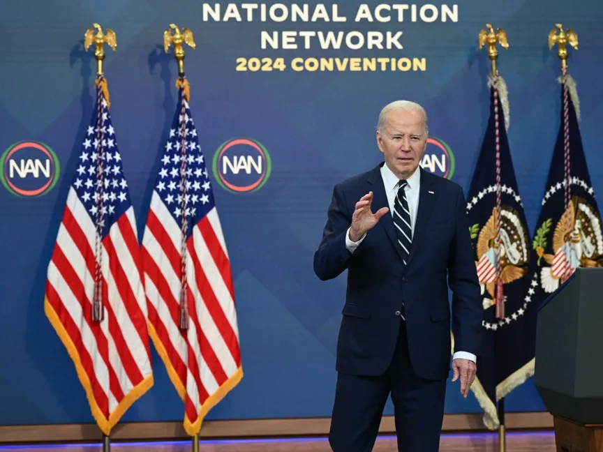 الرئيس الأميركي جو بايدن يتحدث للصحافيين بعد إلقاء كلمة في البيت الأبيض. 12 أبريل 2024 - AFP