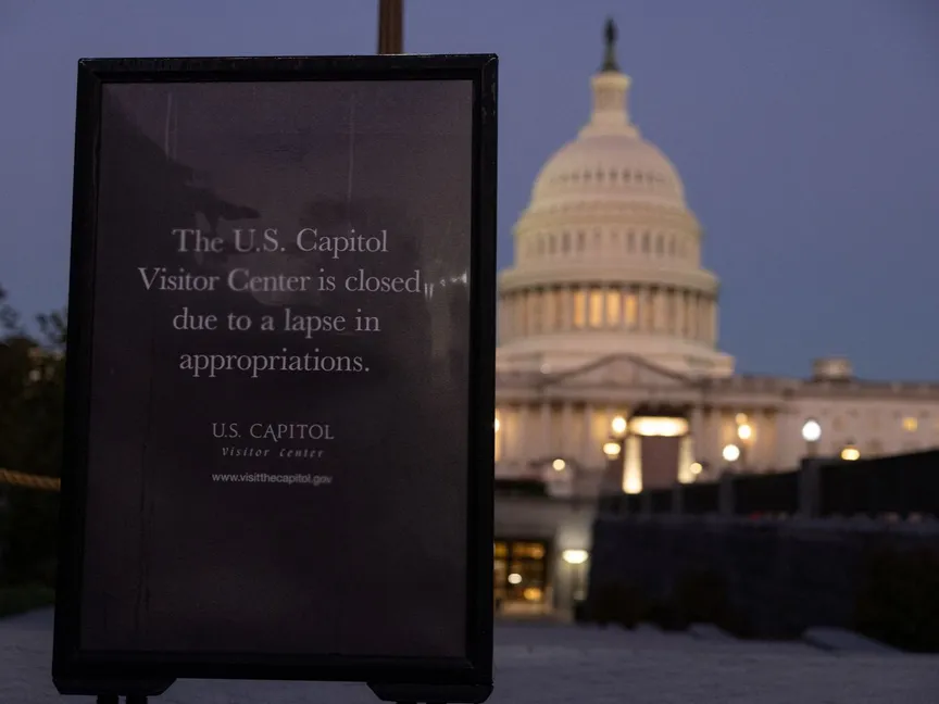 مبنى الكابيتول الأميركي خلف لافتة تشير إلى إغلاقه بسبب إغلاق جزئي للحكومة في واشنطن العاصمة، الولايات المتحدة، 5 أكتوبر 2025 - REUTERS