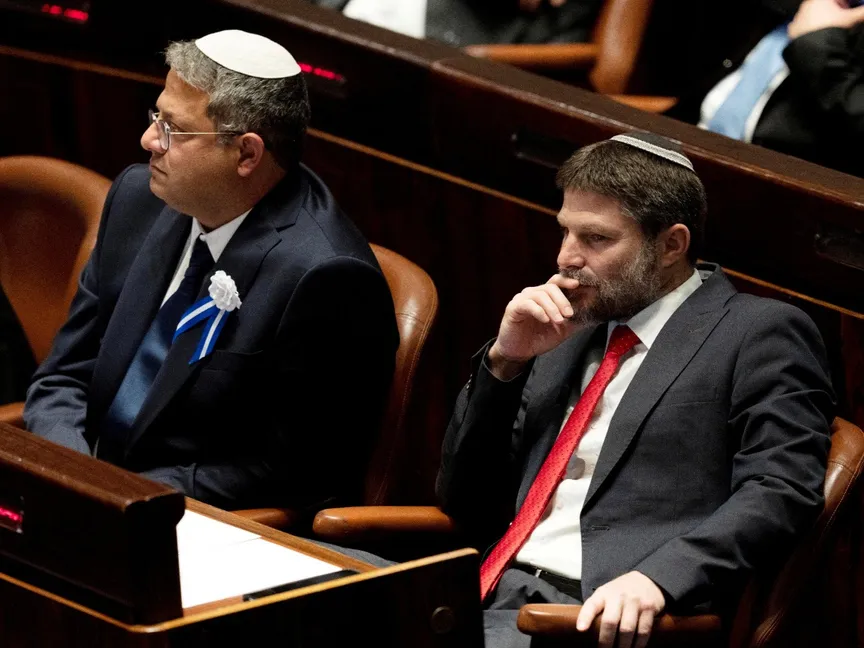 الوزيران الإسرائيليان المنتميان لليمين المتطرف إيتمار بن جفير (وسط) وبتسلئيل سموتريتش (يمين) في البرلمان الإسرائيلي بالقدس. 15 نوفمبر 2022 - Reuters