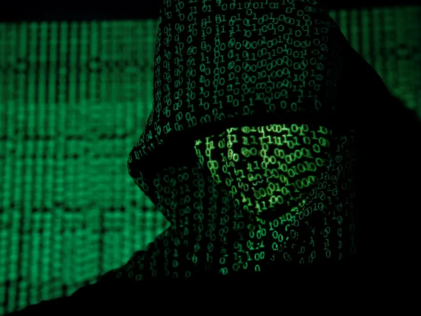 صورة تعبيرية لمخترق ينفذ عملية قرصنة إلكترونية - REUTERS