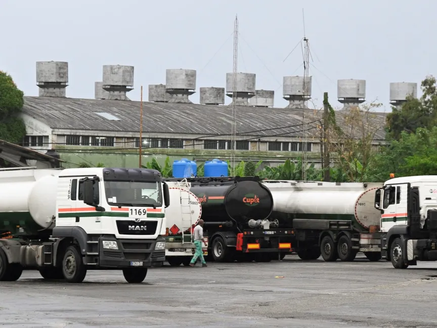 شاحنات وقود متوقفة قرب مصفاة نيكو لوبيز للنفط، بعد تعهّد الرئيس الأميركي دونالد ترمب بوقف وصول النفط والأموال الفنزويلية إلى الجزيرة، في وقت يستعد فيه الكوبيون لتفاقم نقص الوقود وسط انقطاعات كهرباء متكررة، في هافانا، كوبا. 12 يناير 2026 - Reuters