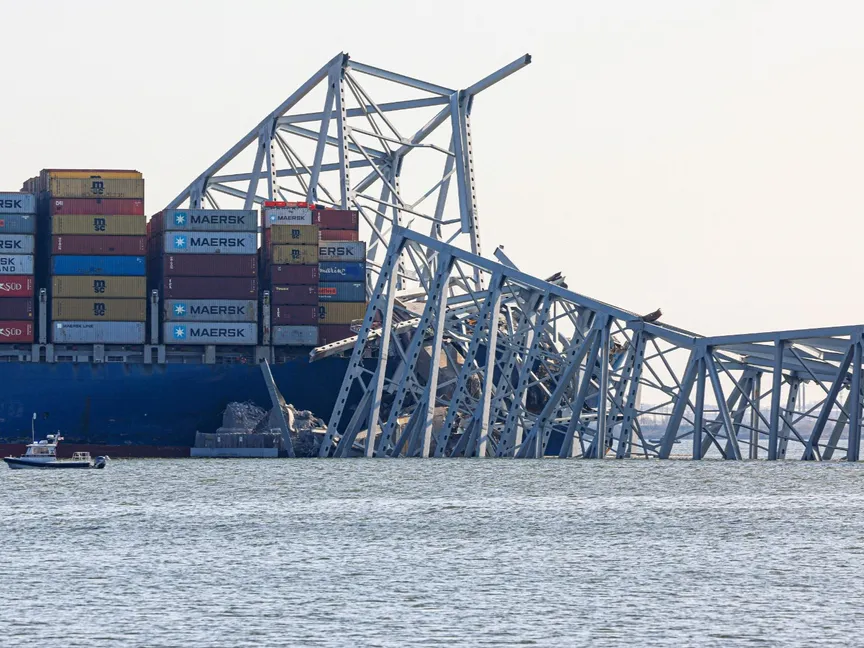 حطام جسر فرانسيس سكوت المنهار فوق سطح سفينة الشحن "دالي" بعد الاصطدام في بالتيمور. 29 مارس 2024 - REUTERS