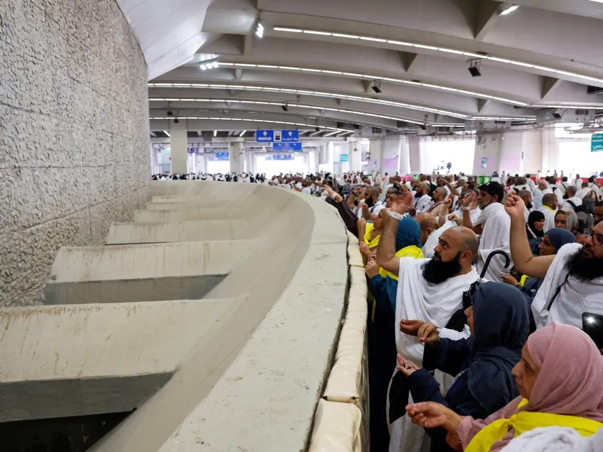 الحجاج يرمون "جمرة العقبة" في أول أيام عيد الأضحى