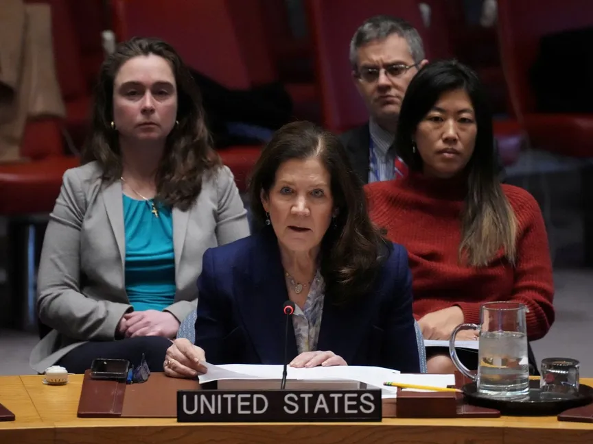 القائمة بأعمال الممثل الأميركي الدائم لدى الأمم المتحدة دوروثي شيا تلقي كلمة أمام مجلس الأمن التابع للأمم المتحدة. 18 مارس 2025 - REUTERS