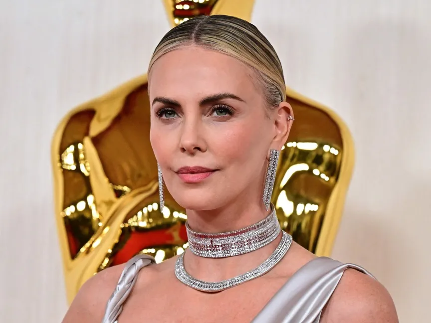 الممثلة تشارليز ثيرون تحضر حفل توزيع جوائز الأوسكار السنوي السادس والتسعين في مسرح دولبي في هوليوود، كاليفورنيا، في 10 مارس 2024. - AFP