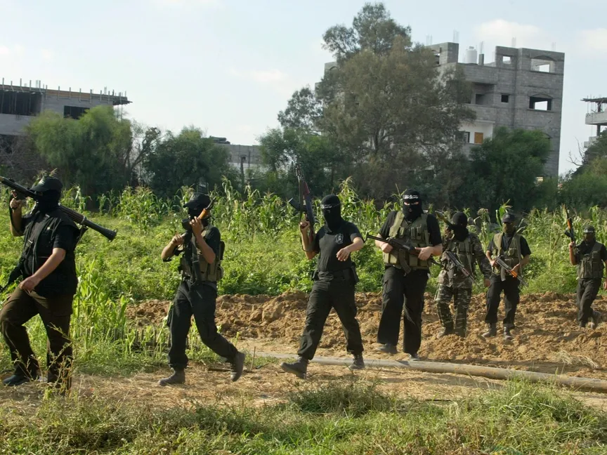 عناصر من لجان المقاومة الشعبية الفلسطينية يشاركون في مناورة تدريبية في غزة. 15 سبتمبر 2007 - Reuters