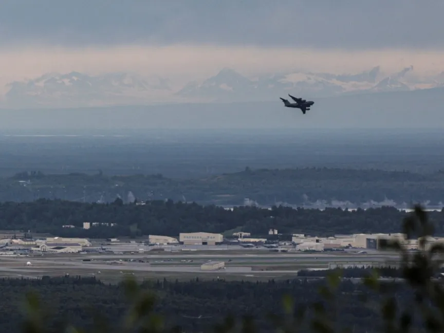 طائرة تحلق فوق قاعدة "إلمندورف ريتشاردسون" الأميركية قبل اجتماع مرتقب للرئيسين الروسي فلاديمير بوتين ونظيره دونالد ترمب في ألاسكا. 13 أغسطس 2025 - Reuters