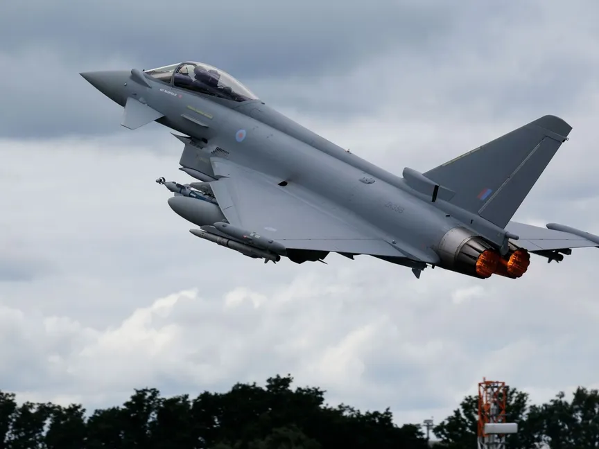 مقاتلة بريطانية من طراز يوروفايتر تايفون تحلّق خلال معرض فارنبورو الدولي للطيران، بريطانيا. 12 يوليو 2016 - Bloomberg