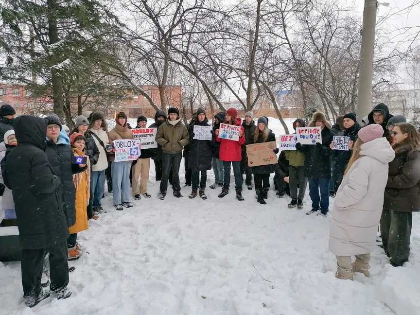 نحو 25 روسياً ينظمون تجمعاً للاعتراض على حجب منصة روبلوكس للألعاب، سيبيريا، 14 ديسمبر 2025 - REUTERS
