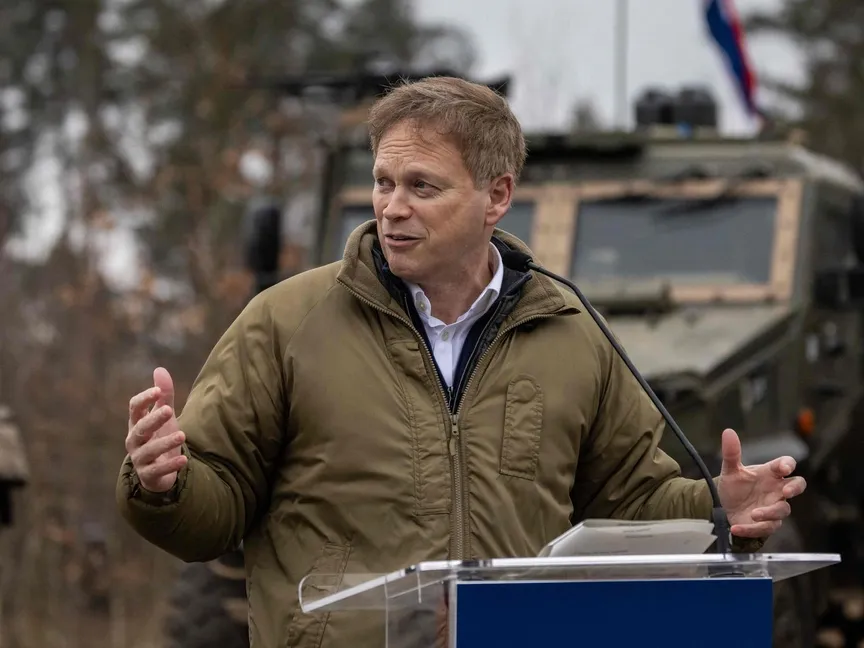 وزير الدفاع البريطاني جرانت شابس يتحدث خلال مؤتمر صحافي مشترك مع نظيره البولندي بعد اجتماعهما في مجمع تدريب عسكري بجوار أورزيسز، شمال شرق بولندا. 13 مارس 2024. - AFP