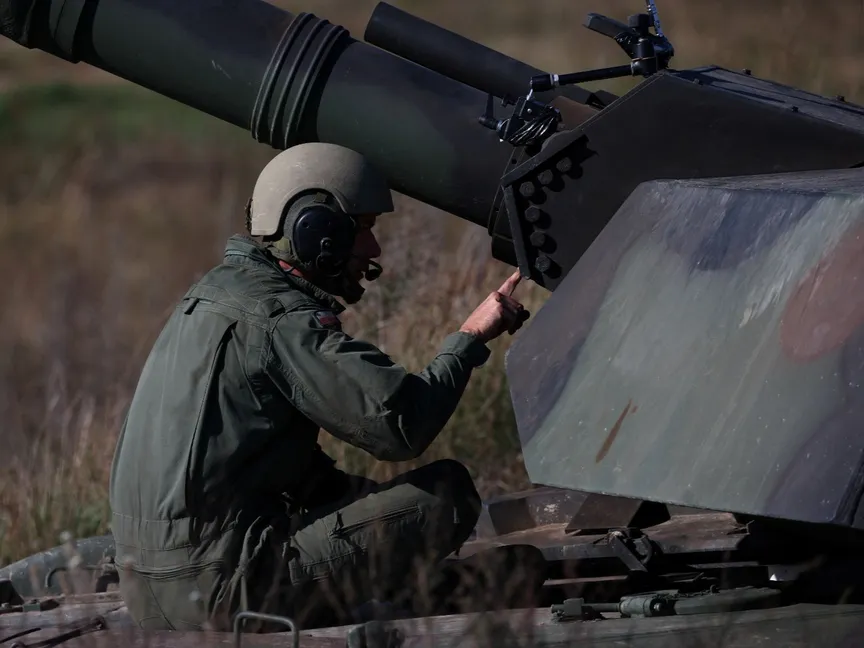 جندي بولندي يجلس على دبابة أبرامز M1A1 FEP خلال تدريبات تجريبية قبل عرض المدفعية السنوي 'Autumn Fire 23' في ميدان عسكري في بولندا. 16 سبتمبر 2023 - Reuters