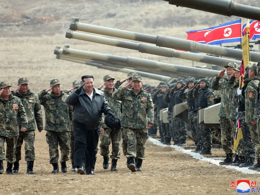 الزعيم الكوري الشمالي كيم جونج أون يتفقد عرضا عسكرياً شاركت فيه وحدات الدبابات، في كوريا الشمالية. 13 مارس 2024 - REUTERS