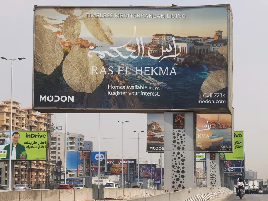 عشرات اللوحات الإعلانية التي تنتشر على طريق وسط مناطق سكنية في القاهرة، مصر. 16 سبتمبر 2025 - REUTERS