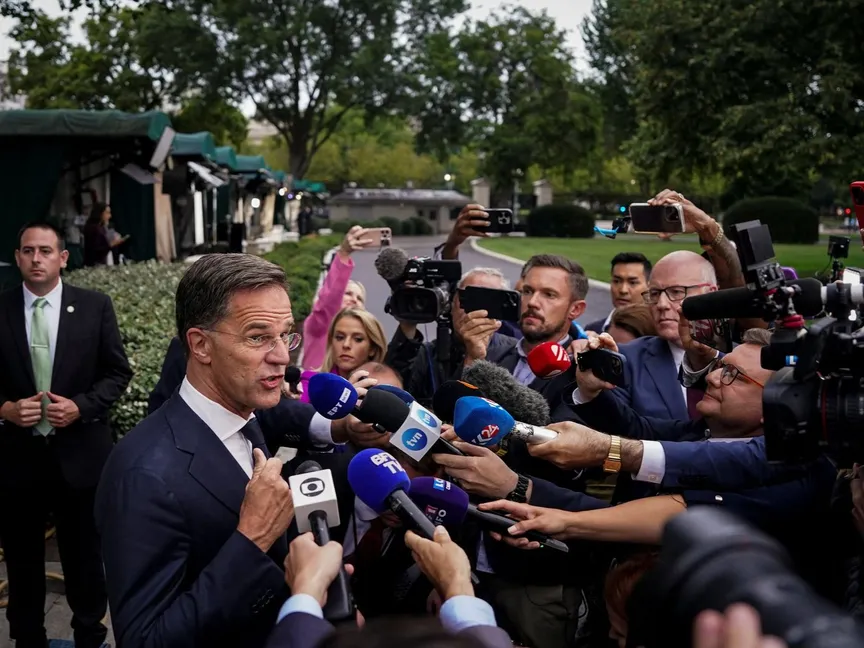 الأمين العام لحلف شمال الأطلسي (الناتو) مارك روته يتحدث إلى الصحافيين عقب مقابلة تلفزيونية في البيت الأبيض، 18 أغسطس 2025. - REUTERS