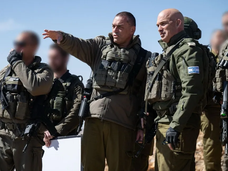 رئيس الأركان الإسرائيلي إيال زامير رفقة قادة عسكريين آخرين في موقع تحت السيطرة الإسرائيلية داخل الأراضي السورية. 20 أبريل 2025 - Twitter/@AvichayAdraee