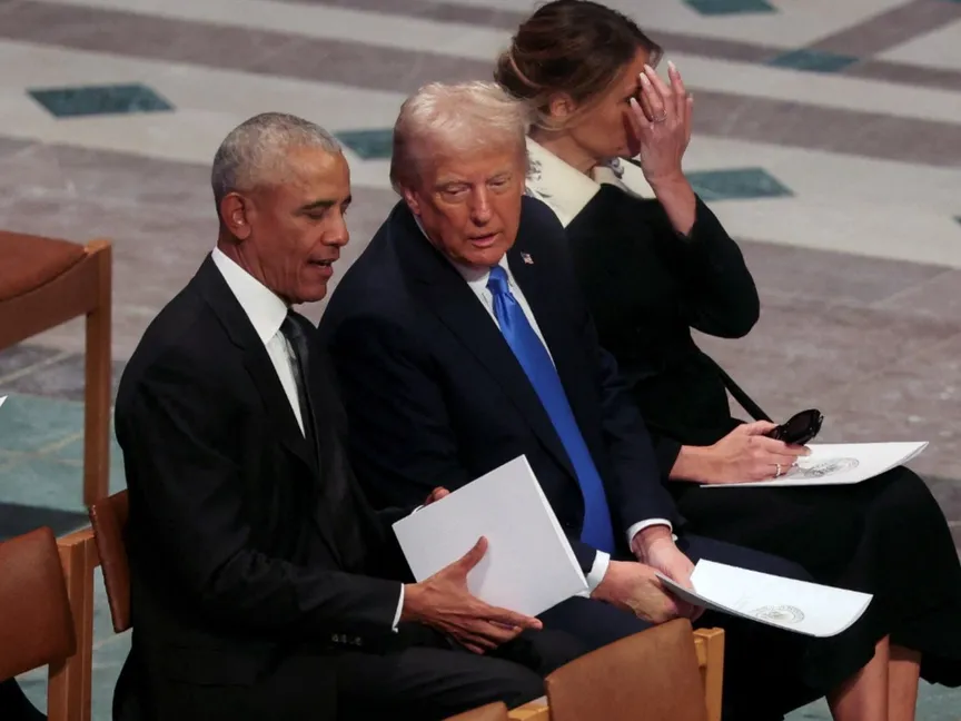 الرئيس الأميركي السابق باراك أوباما يتحدث إلى الرئيس الحالي دونالد ترمب بجوار زوجته ميلانيا خلال جنازة الرئيس السابق جيمي كارتر في واشنطن. 9 يناير 2025 - Reuters