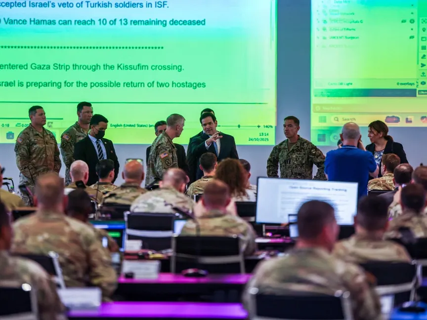 وزير الخارجية الأميركي ماركو روبيو يتحدث مع أفراد من الجيش الأميركي أثناء زيارته لمركز التنسيق المدني العسكري في جنوب إسرائيل. 24 أكتوبر 2025 - REUTERS