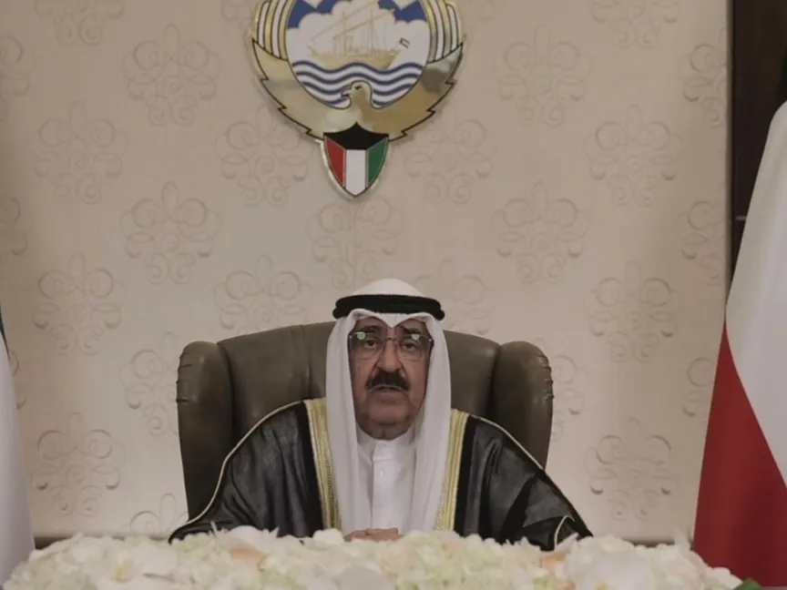 ما هي المواد الدستورية التي أعلن أمير الكويت وقف العمل بها؟