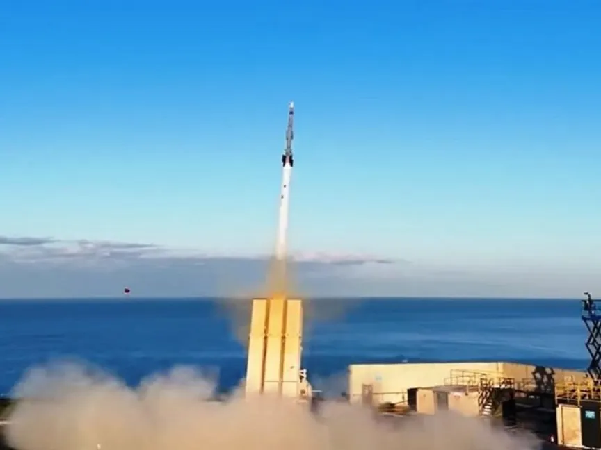 لحظة إطلاق نظام الدفاع الجوي والصاروخي بعيد المدى SIPERK، تركيا. 5 يناير 2026 - edrmagazine.eu