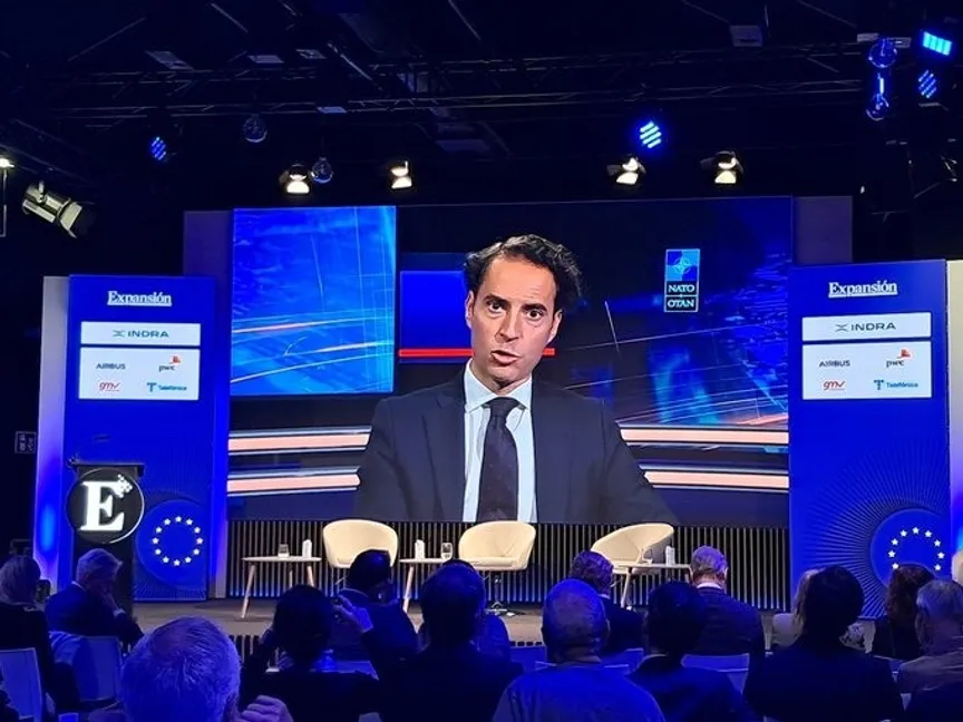 ممثل السكرتير العام لحلف شمال الأطلسي "الناتو" خافيير كولومينا خلال مشاركة افتراضية في جلسة. 17 مارس 2025 - @unidadeditorial