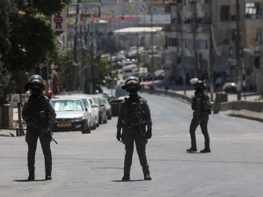 قوات إسرائيلية خلال مداهمة مخيم قلنديا للاجئين الفلسطينيين في الضفة الغربية المحلتة. 25 أغسطس 2026 - REUTERS