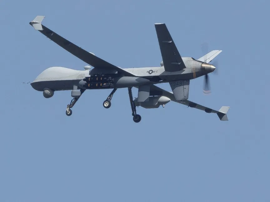 مسيرة أميركية من طراز MQ-9 Reaper تحلق فوق قاعدة روزفلت رودز البحرية قبل الهبوط في بورتوريكو. 29 مايو 2026 - Reuters