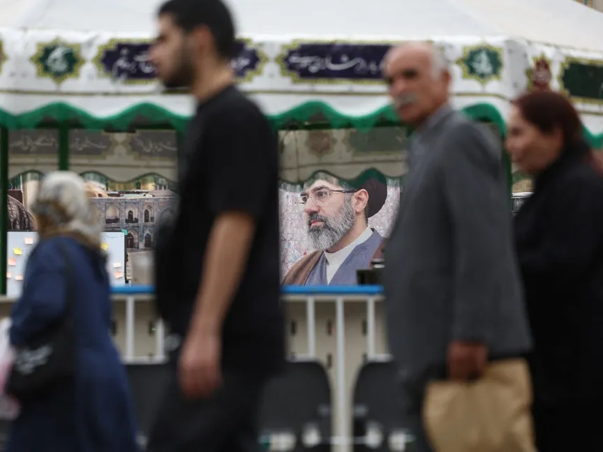 صورة gلمرشد الإيراني مجتبى خامنئي في بازار طهران. 16 مايو 2026 - Reuters