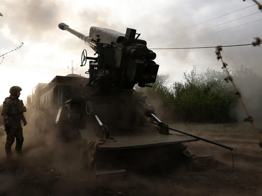 جنود من فرقة المدفعية التابعة للجيش الأوكراني تطلق قذائف من عيار 155 ملم على المواقع الروسية في منطقة خاركوف. 21 أبريل 2024 - AFP